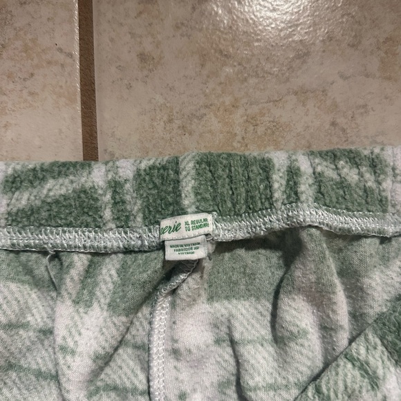 Aerie Green and White Checkered Lounge Pants - Picture 3 of 3